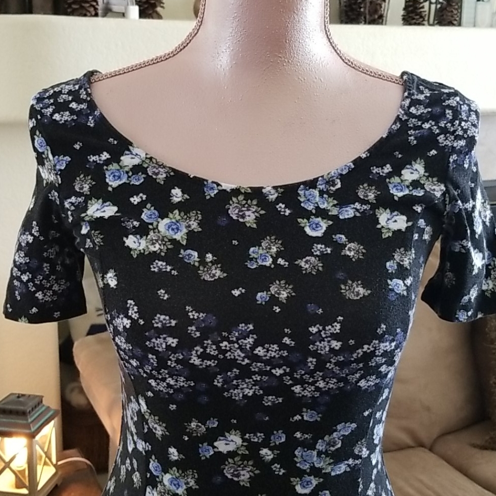 Floral skater Dress - Picture 2 of 6